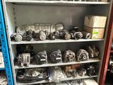 une étagère remplie de pièces diverses dans un garage