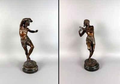 deux photos d'une statue en bronze représentant un homme