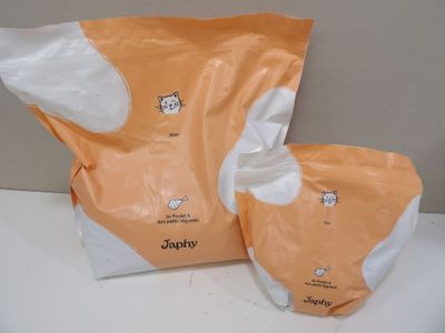deux paquets de papier toilette posés sur une table