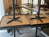 quatre tables empilées les unes sur les autres