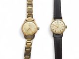 une image d'un couple de montres assises l'une à côté de l'autre