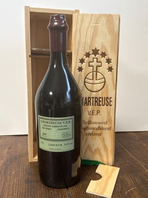 une bouteille de vin posée sur une table à côté d'une caisse en bois