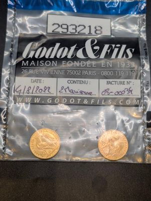 deux pièces d'or posées sur un sac en plastique, lui-même posé sur une table