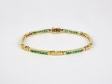 un bracelet en or jaune serti d'émeraudes