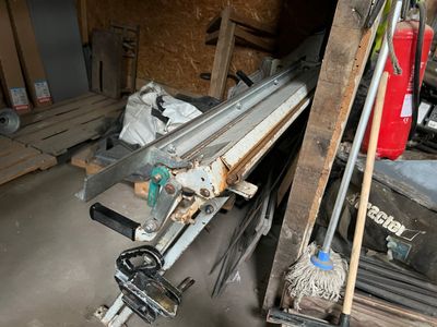 une photo d'une pièce où se trouvent tout un tas d'outils et une serpillière