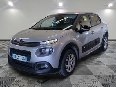 La Citrole argentée est garée dans le garage, sur un sol à damier.
