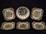 six pièces de vaisselle en porcelaine ornées de motifs dorés et verts