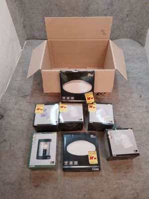 beaucoup d'appareils électroniques dans une boîte posée par terre