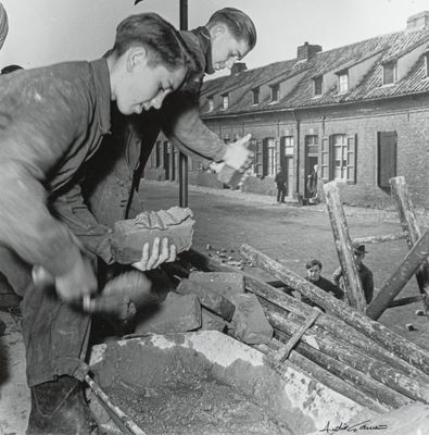 André GAMET (1919-2017) Nord. Jeunes maçons réhabilitant les…