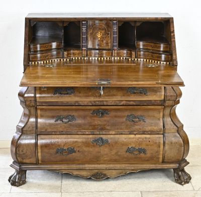 un bureau en bois surmonté d'une étagère