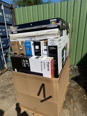 une boîte en carton sur laquelle sont posés de nombreux appareils électroniques