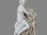 statue en marbre représentant une femme assise sur un rocher, tenant une harpe