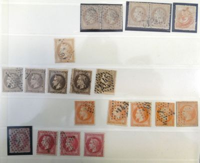 de nombreux types de timbres exposés dans une vitrine