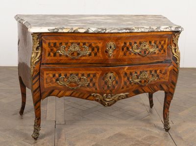 Commode en marqueterie de bois de placage à décor de cubes.