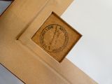 une photo d'une boîte sur laquelle figure un timbre