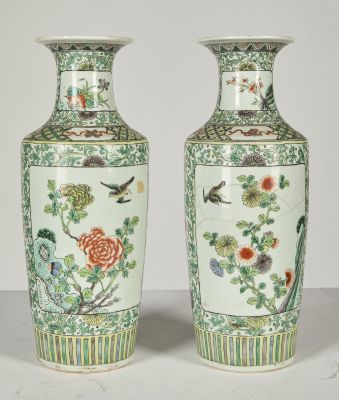 paire de vases chinois avec des oiseaux et des fleurs peints dessus