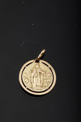 Médaille en plaqué or figurant la vierge et l'enfant jésus e…