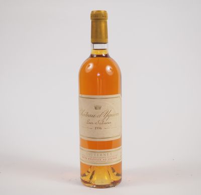l'image d'une bouteille de vin posée sur une table