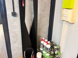 une photo d'une salle de bains avec des toilettes et une poubelle