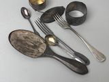 beaucoup de cuillères en argent et de cuillères sur la table