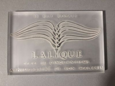 une plaque fixée au mur d'un immeuble sur laquelle on peut lire « la moule »