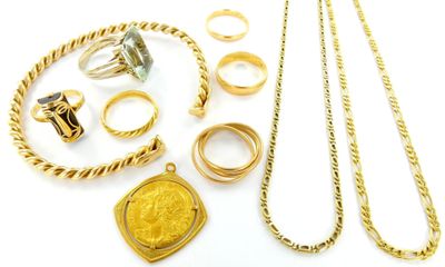 beaucoup de bijoux en or sur une surface blanche