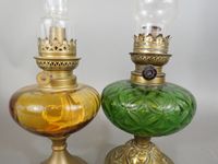 Deux lampes à huile en verre vert et jaune, fente au pied de… (photo 2)