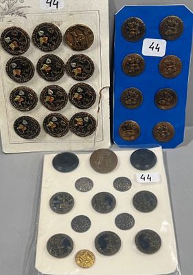 Deux boîtes de pièces sont posées l'une à côté de l'autre sur une table