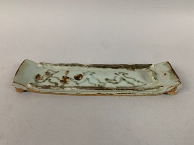 une image représentant une assiette blanche ornée d'un motif