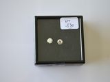 une petite boîte contenant une paire de boucles d'oreilles