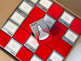 une boîte sur laquelle est représenté un damier rouge et blanc