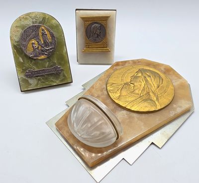trois œuvres d'art en verre et une plaque sur un fond blanc