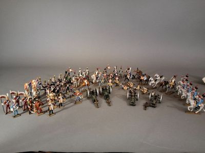 un grand nombre de figurines posées sur une table
