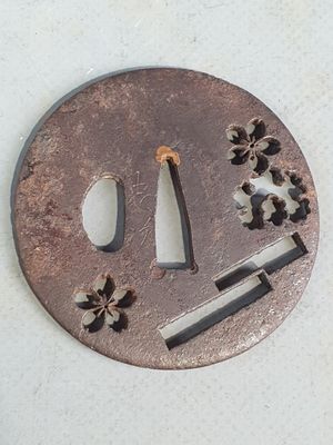 Tsuba maru-gata en fer ornée en kage-sukashi de fleurs de ce…