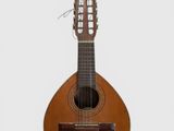 une guitare posée sur un support