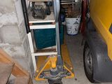un camion jaune garé dans un garage à côté d'un camion jaune