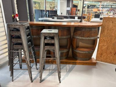 trois tabourets posés devant un bar dans un magasin