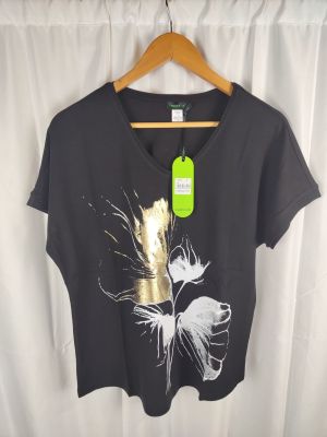 Le t-shirt est noir et orné d'une plume dorée.