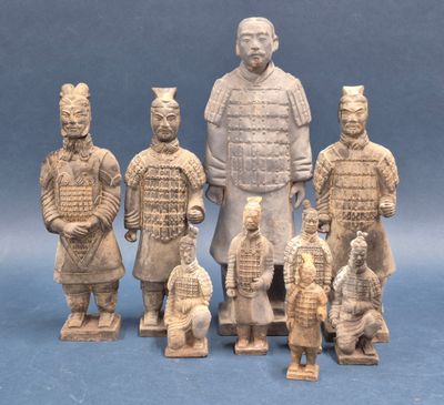 Suite de neuf soldats en terre cuite vernissée dans le goût …