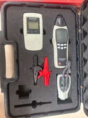 une mallette noire contenant des outils, posée sur une table