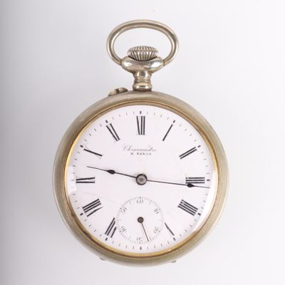une montre de poche en or avec des chiffres romains sur le cadran