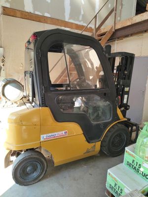 un chariot élévateur jaune garé dans un garage