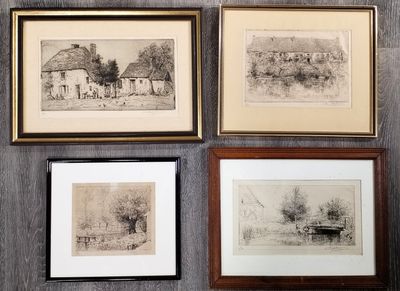 quatre dessins encadrés représentant une ferme et une maison, accrochés au mur
