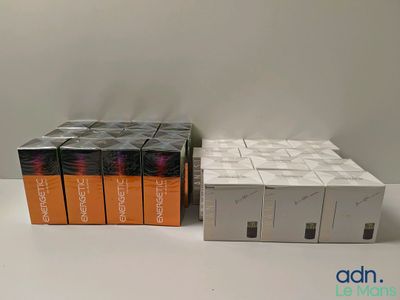 Trois boîtes de jeux Nintendo Wii sont posées sur une table