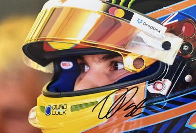 un gros plan d'une personne portant un casque de course