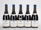 six bouteilles de vin sont alignées sur une surface blanche