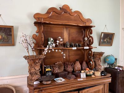 une armoire en bois sur laquelle sont posés de nombreux objets