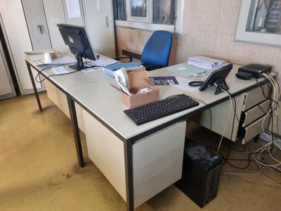 2 Bureaux + 3 chaises en tissu bleu + fauteuil à roulettes e… - Photo 1