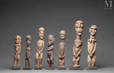 six figurines sculptées représentant des hommes et des femmes dans diverses poses
