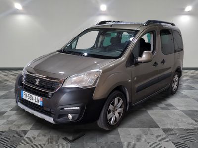 La camionnette grise est garée dans une pièce dont le sol est en damier.